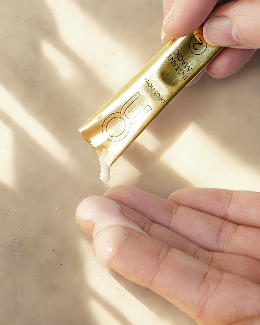 Aplicación de producto OPUS NOVA sobre la mano